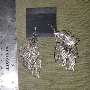 New silver tone leaf earrings 💥